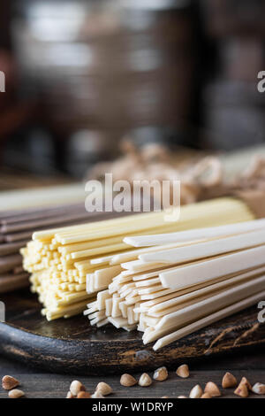 Glutenfrei Buchweizen, Ei und Reis Nudeln sortiert. Stockfoto