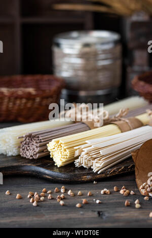Glutenfrei Buchweizen, Ei und Reis Nudeln sortiert. Stockfoto