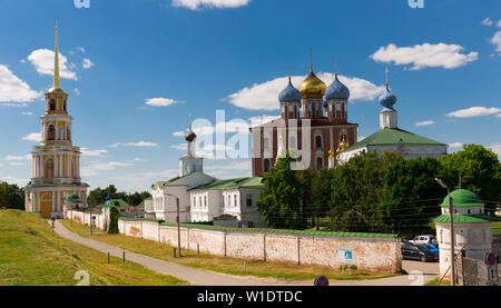 Allgemeine Ansicht von Komplexen der architektonischen Denkmäler von Ryazan Kreml auf Hügel in der russischen Stadt Rjasan Stockfoto