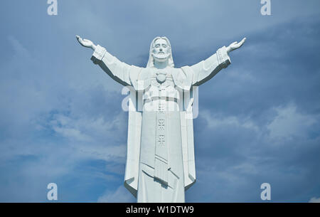 Großer weißer Beton gemalt, weiß getünchten Jesus Statue außerhalb einer Kirche in Bintulu, Borneo, Malaysia. Stockfoto