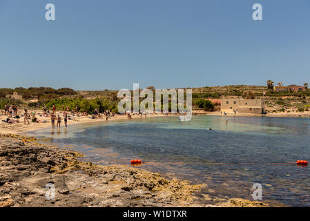 Panorama auf das kristallklare blaue Wasser von Santa Maria Beach in Santa Marija Bay, Comino und Malta. Stockfoto