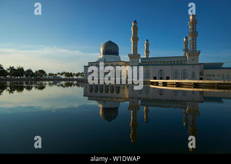 Die im maurischen Stil der Stadt Moschee Masjid Bandaraya, bei Sonnenuntergang in Kota Kinabalu, Borneo, Malaysia wider. Stockfoto