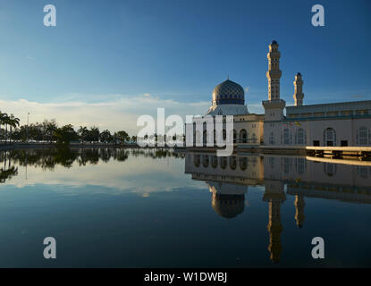 Die im maurischen Stil der Stadt Moschee Masjid Bandaraya, bei Sonnenuntergang in Kota Kinabalu, Borneo, Malaysia wider. Stockfoto