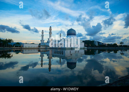 Die im maurischen Stil der Stadt Moschee Masjid Bandaraya, bei Sonnenuntergang in Kota Kinabalu, Borneo, Malaysia wider. Stockfoto