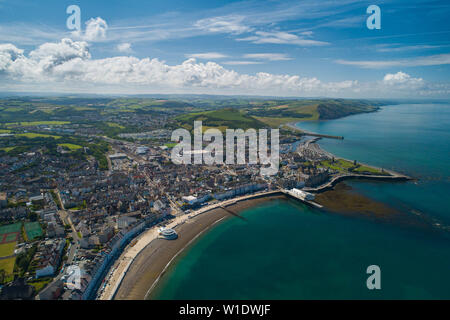 Aberystwyth Wales UK, Dienstag, 02. Juli 2019 UK Wetter: Ein herrlich sonnigen Juli morgen in Aberystwyth, an der Westküste von Wales, die von einer Drohne gesehen (durch ein CAA-genehmigten kommerzieller Betreiber) Foto creditt Keith Morris/Alamy leben Nachrichten Stockfoto