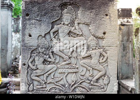 Berühmte bas Reflief in der Wand von Angkor Wat Tempel geschnitzt, Weltkulturerbe und die meisten touristische Website besucht, Kambodscha. Details, in der Nähe des Tanzens damse Stockfoto