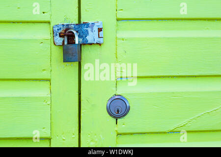 Mit einem Vorhängeschloss Türen auf bunten Schuppen. Stockfoto