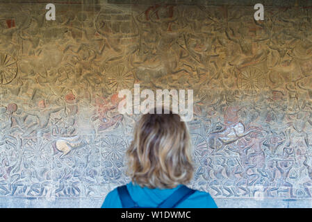 Berühmte bas Reflief in der Wand von Angkor Wat Tempel geschnitzt, Weltkulturerbe und die meisten touristische Website besucht, Kambodscha. Touristische, unscharf, Stockfoto