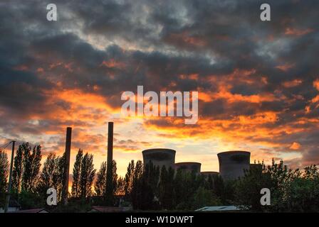 Moody's orange Sonnenuntergang Silhouetten der Kühltürme von Ferrybridge power station in Yorkshire, England. Stockfoto