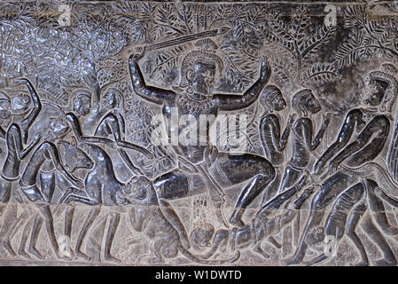 Berühmte bas Reflief in der Wand von Angkor Wat Tempel geschnitzt, Weltkulturerbe und die meisten touristische Website besucht, Kambodscha. Details, Nahaufnahme der epischen Schlachten Stockfoto