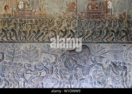 Berühmte bas Reflief in der Wand von Angkor Wat Tempel geschnitzt, Weltkulturerbe und die meisten touristische Website besucht, Kambodscha. Details, Nahaufnahme der epischen Schlachten Stockfoto
