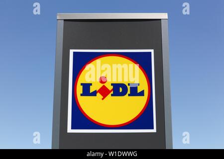 Decines, Frankreich - 13. Juni, 2019: Lidl-Logo auf einem Panel. Lidl ist ein deutscher Global Discounter Kette, die über 10 000 Filialen betreibt Stockfoto