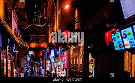 Juli 2, 2019 - Chongqing, Chongqing, China - Chongqing, China - 2. Juli 2019: In der Nacht, Hong Ya Dong in Chongqing leuchtet wie ein Fantasy Welt in Spirited weg. Hong Ya Dong ist in cangbai Straße, jiefangbei gelegen, yuzhong District, Chongqing, ehemals eine der alten Toren von Chongqing, mit profunden historischen Ablagerungen. In diesem hat die Jiang pass Festung gebildet, der Ming Dynastie Stadtmauer, der Akademie Vermächtnis und andere Orte von Interesse, sondern auch für "hongya dicui'' dieses Wunder war einer der Zwölf Szenen in bayu. (Bild: © SIPA Asien über ZUMA Draht) Stockfoto