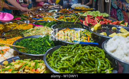 Street Food in Luang Prabang, Laos. Leckeres Essen stall verkaufen bunte Gemüsegerichte zu Touristen. Asiatische Küche, leckeres Essen, gesunde Lebensweise. Stockfoto