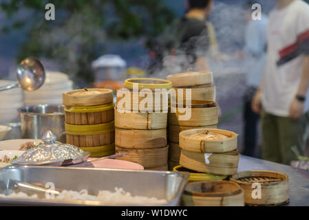 Street Food in Luang Prabang, Laos. Leckeres Essen stall verkaufen gedämpfter Klebreis Bambus Gerichte zu Touristen. Asiatische Küche, leckeres Essen, gesundes Leben Stockfoto