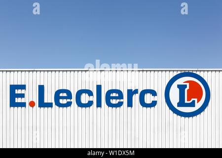 Decines, Frankreich - 13. Juni 2019: Leclerc Logo auf eine Wand. Leclerc ist eine französische Supermarktkette Leclerc hat derzeit mehr als 500 Standorte in Frankreich Stockfoto