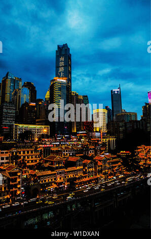 Chongqing, Chongqing, China. 2. Juli 2019. Chongqing, China - 2. Juli 2019: In der Nacht, Hong Ya Dong in Chongqing leuchtet wie ein Fantasy Welt in Spirited weg. Hong Ya Dong in cangbai Straße, jiefangbei befindet, yuzhong District, Chongqing, ehemals eine der alten Toren von Chongqing, mit profunden historischen Ablagerungen. In diesem die Jiang pass Festung gebildet hat, der Ming Dynastie Stadtmauer, der Akademie Vermächtnis und andere Orte von Interesse, sondern auch für "hongya dicui'' dieses Wunder war einer der Zwölf Szenen in bayu. Credit: SIPA Asien/ZUMA Draht/Alamy leben Nachrichten Stockfoto