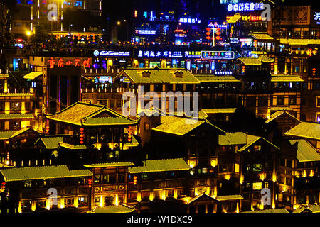 Chongqing, Chongqing, China. 2. Juli 2019. Chongqing, China - 2. Juli 2019: In der Nacht, Hong Ya Dong in Chongqing leuchtet wie ein Fantasy Welt in Spirited weg. Hong Ya Dong in cangbai Straße, jiefangbei befindet, yuzhong District, Chongqing, ehemals eine der alten Toren von Chongqing, mit profunden historischen Ablagerungen. In diesem die Jiang pass Festung gebildet hat, der Ming Dynastie Stadtmauer, der Akademie Vermächtnis und andere Orte von Interesse, sondern auch für "hongya dicui'' dieses Wunder war einer der Zwölf Szenen in bayu. Credit: SIPA Asien/ZUMA Draht/Alamy leben Nachrichten Stockfoto