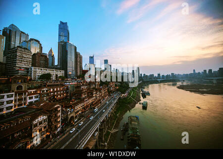 Chongqing, Chongqing, China. 2. Juli 2019. Chongqing, China - 2. Juli 2019: In der Nacht, Hong Ya Dong in Chongqing leuchtet wie ein Fantasy Welt in Spirited weg. Hong Ya Dong in cangbai Straße, jiefangbei befindet, yuzhong District, Chongqing, ehemals eine der alten Toren von Chongqing, mit profunden historischen Ablagerungen. In diesem die Jiang pass Festung gebildet hat, der Ming Dynastie Stadtmauer, der Akademie Vermächtnis und andere Orte von Interesse, sondern auch für "hongya dicui'' dieses Wunder war einer der Zwölf Szenen in bayu. Credit: SIPA Asien/ZUMA Draht/Alamy leben Nachrichten Stockfoto