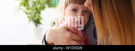 Arzt umarmen Angst schreien kleines Mädchen in Ihrem Büro Stockfoto