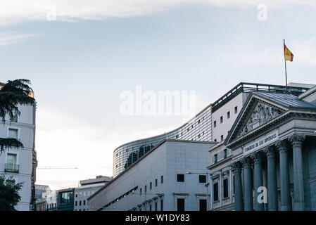 Madrid, Spanien - 14 April, 2019: Blick auf die Abgeordnetenkammer von Spanien in Madrid am Abend. Stockfoto