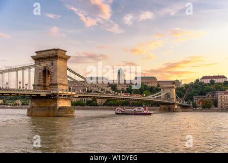 Die Széchenyi Kettenbrücke über die Donau in Budapest, Ungarn mit dem königlichen Palast und Schloss im Hintergrund Stockfoto