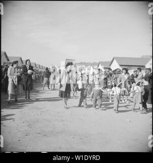 Gila River Relocation Center, Flüsse, Arizona. Umsiedler Teilnehmer, die in der Ernte Fest marschierten. . .; Umfang und Inhalt: Der vollständige Titel für dieses Foto lautet: Gila River Relocation Center, Flüsse, Arizona. Umsiedler, die in das Erntedankfest Parade marschiert gehalten in diesem Zentrum am Thanksgiving Tag. Stockfoto