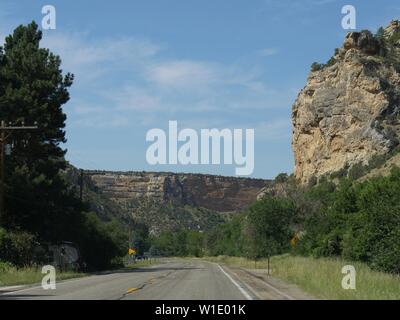 Malerische Ausblicke entlang der Straße in Richtung zehn Schlafen, einer Stadt in der Bighorn Basin in Wyoming. Stockfoto