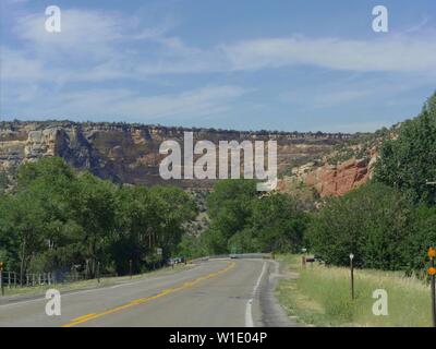 Mittlerer breiten Blick auf einen malerischen Blick entlang der Straße in Richtung zehn Schlafen, einer Stadt in der Bighorn Basin in Wyoming. Stockfoto