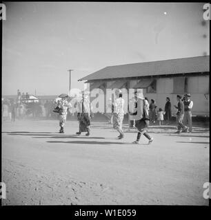 Gila River Relocation Center, Flüsse, Arizona. Die Teilnehmer der japanischen Vorfahren, die teilgenommen habe. . .; Umfang und Inhalt: Der vollständige Titel für dieses Foto lautet: Gila River Relocation Center, Flüsse, Arizona. Die Teilnehmer der japanischen Vorfahren, die an das Erntedankfest Parade nahmen in diesem Zentrum am Thanksgiving Tag. Stockfoto