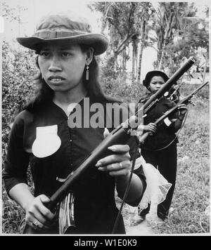 Mädchen freiwillige Der Verteidigung-kraft von Kien Dien, einem Ortsteil von Ben Cat Bezirk 50 Kilometer nördlich von Saigon, patrol Perimeter des Weilers Viet Cong Infiltration zu entmutigen., 1958 - 1974; Allgemeine Hinweise: Verwenden Sie Krieg und Konflikt Nummer 398 bei der Bestellung eine Reproduktion oder Anforderung von Informationen zu diesem Bild. Stockfoto