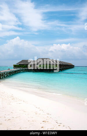 Meeru Island Malediven April 2019. - Amazing tropical Overwater Bungalow Resort am Strand. Stockfoto