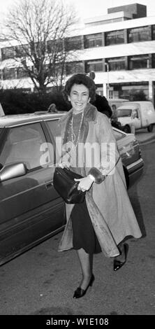 Junior Gesundheit Minister Edwina Currie, St George's Hospital in Tooting, London, nach einem privaten Besuch nach ihrem Wochenende Bemerkungen auf Salmonellen in Eiern, die einen Sturm der Kritik geschaffen hat. Stockfoto