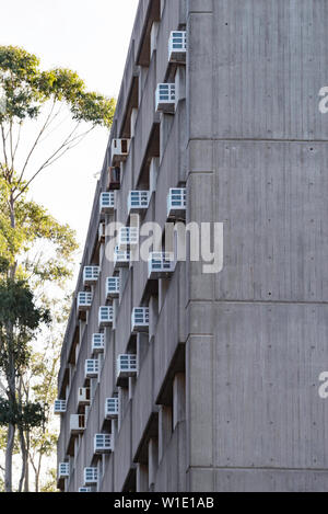 Eine Wand aus einzelnen Klimaanlagen außerhalb der Architektur der Brutalistischen 1960er-Jahre an der Macquarie University in Sydney in Australien Stockfoto