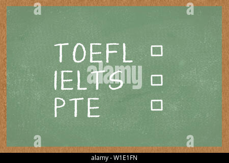 Wort TOEFL, IELTS, PTE, mit Kästen auf grüner Tafel Hintergrund ticken. Test von Englisch als Fremdsprache Prüfungen Stockfoto