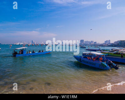 PATTAYA, THAILAND - Dezember 25, 2018: Boote in der Nähe des Bali Hai Pier. Stockfoto