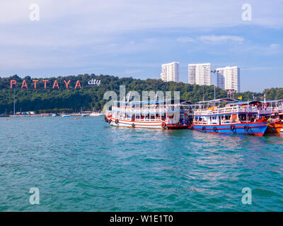 PATTAYA, THAILAND - Dezember 25, 2018: Boote in der Nähe des Bali Hai Pier. Stockfoto