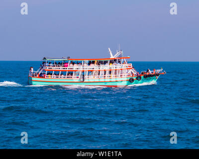 PATTAYA, THAILAND - Dezember 25, 2018: Blick auf die Fähre von Pattaya nach Koh Larn Insel. Stockfoto