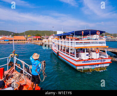 KOH LARN, THAILAND - Dezember 25, 2018: Blick auf den Hafen. Stockfoto