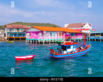 KOH LARN, THAILAND - Dezember 25, 2018: Blick auf den Hafen. Stockfoto