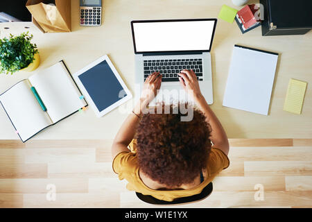 Junge Frau, die von zu Hause aus arbeiten Stockfoto