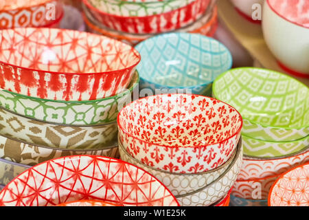 Gruppe von keramischen Schalen im Store. Gerichte mit verschiedenen bunten Mustern. Stockfoto