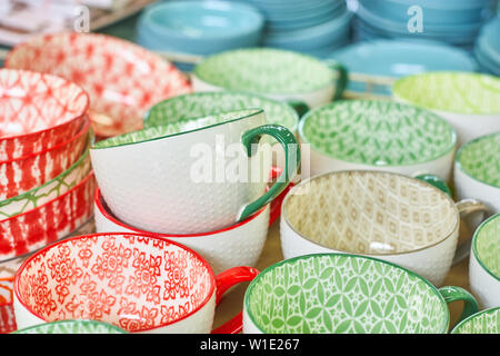 Gruppe von keramischen Schalen im Store. Gerichte mit verschiedenen bunten Mustern. Stockfoto