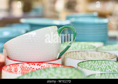 Gruppe von keramischen Schalen im Store. Gerichte mit verschiedenen bunten Mustern. Stockfoto