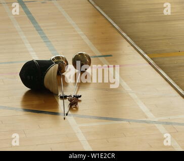 Paar epee Schwerter auf der Turnhalle Boden Stockfoto