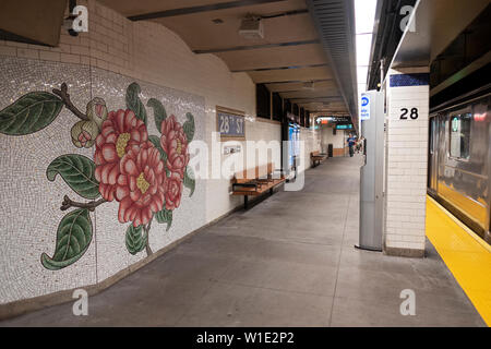 Schönen floralen Mosaik Wandbild an der östlichen 28. Straße U-Bahn Station auf die Zahl 6 Line in Manhattan, New York City. Stockfoto