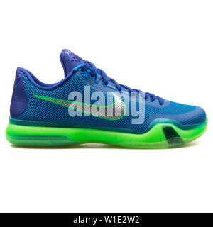 Wien, Österreich - 25 August 2017: Nike Kobe X Blau und Grün Sneaker auf weißem Hintergrund. Stockfoto