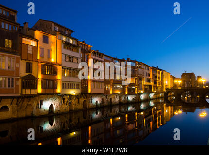 Am Abend Blick auf den Fluss bank mit alten Häusern der Stadt Castres, Frankreich Stockfoto