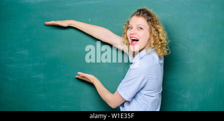 Wichtige Informationen zu erinnern. Lehrer der beste Freund von Lernenden. Guter Lehrer Meister der Vereinfachung. Lehre könnte mehr Spaß machen. Frau Lehrerin vor der Tafel. Lehrer hart Thema erklären. Stockfoto