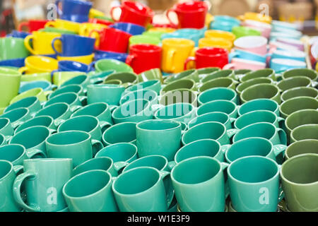 Viele bunte leer Keramik Tassen in speichern. Becher Hintergrund Stockfoto